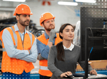 Técnico revisando instalaciones para garantizar el mantenimiento preventivo en edificios terciarios.